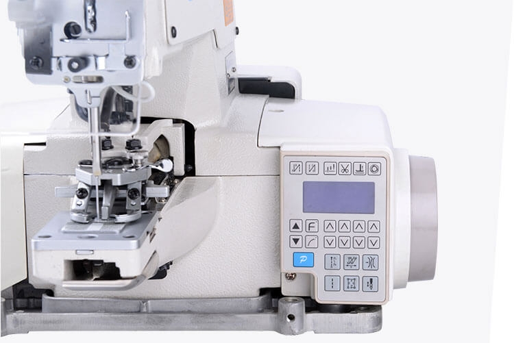 Guzikarka JACK JK-T1377E 1-nitkowa, mechaniczna, z widocznym stoiskiem do szycia oraz panelem sterującym z przyciskami i wyświetlaczem. Ujęcie z boku, ukazujące detale maszyny i jej konstrukcję.