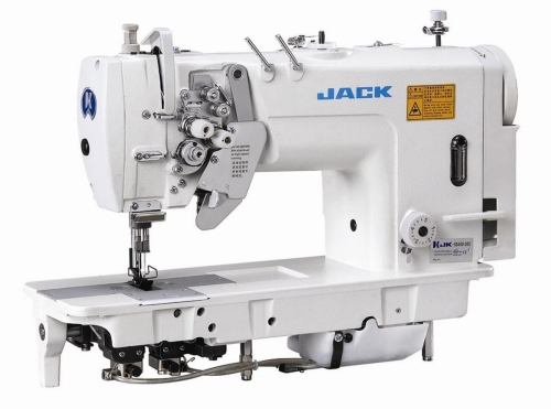 Stebnówka JACK JK-58420J-403, automatyczna, 2-igłowa, z podwójnym transportem. Biała obudowa, widoczny stół z metalowym blatem, mechanizm szycia z igłami, regulacja naprężenia nici, bez wyłączanych igieł. Ujęcie frontalne.