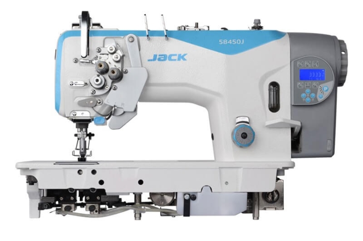 Stebnówka JACK JK-58450J-403 automatyczna, 2-igłowa z podwójnym transportem, w kolorze szaro-niebieskim, z wyłączanymi igłami. Widok z boku, ukazujący mechanizm szyjący oraz panel sterujący z wyświetlaczem.