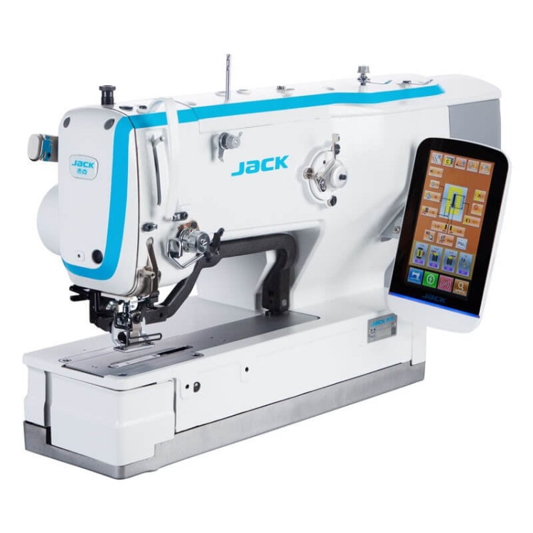 Dziurkarka bieliźniana JACK JK-T1790GS-2 w kolorze białym z niebieskimi akcentami. Wyposażona w elektroniczny panel sterujący z dotykowym wyświetlaczem. Widok z boku, maszyna z widocznym mechanizmem szyjącym i metalową podstawą.
