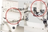 Automatyczna maszyna do szycia Zygzak JACK JK-T2284B-4E, widok z boku, z wyraźnymi detalami silnika oraz mechanizmu igły. Jasne elementy plastikowe i metalowe, widoczne przewody. Korpus w kolorze jasnym, z czytelnymi oznaczeniami.