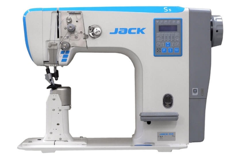 Maszyna słupkowa JACK JK-S5-91 1-igłowa z transportem rolkowym, w kolorze białym z niebieskimi akcentami, z panelem sterującym po prawej stronie. Widoczny mechanizm szyjący oraz stopka. Ujęcie z boku, produkt stoi na płaskiej powierzchni.