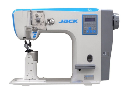 Maszyna słupkowa JACK JK-S5-92, 2-igłowa, z transportem rolkowym, w kolorze szaro-niebieskim. Widok z boku, ukazuje panel sterujący z przyciskami oraz mechanizm szycia. Stojąca na płaskiej podstawie, z widocznymi elementami mocującymi.
