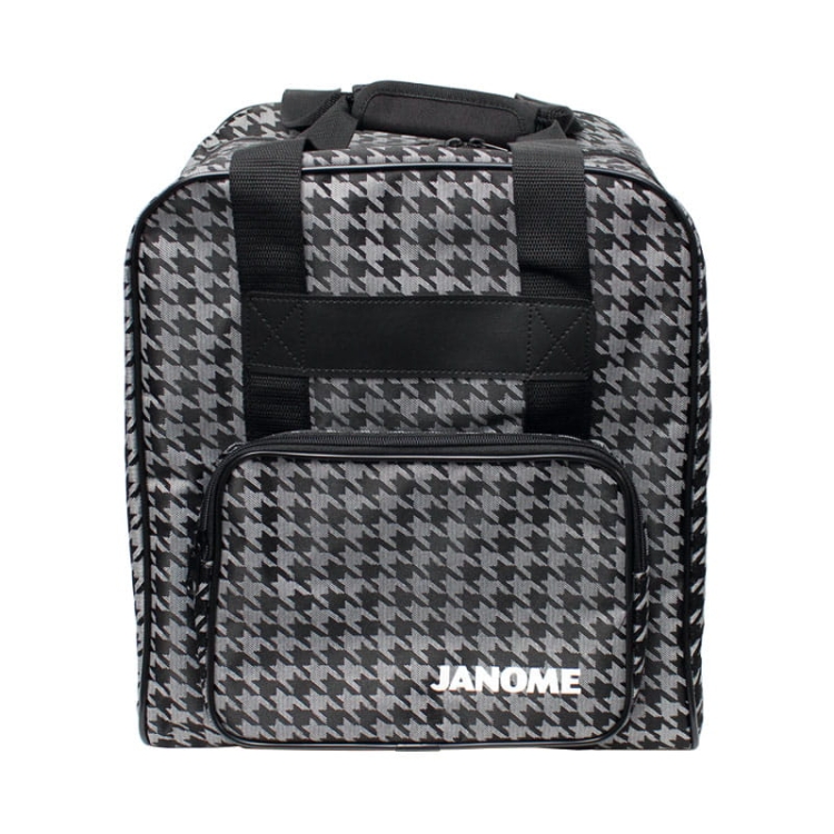 Torba Janome w kolorze czarno-szarym, z wzorem w jodełkę, z uchwytami i boczną kieszenią zapinaną na zamek. Widoczny napis JANOME w białym kolorze. Produkt ustawiony frontalnie, prezentujący przestronną konstrukcję przeznaczoną na owerlok domowy.