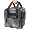 Torba Janome w kolorze czarno-szarym, z motywem w kratkę. Posiada dwa uchwyty do przenoszenia oraz zewnętrzną kieszeń zapinaną na zamek. Widoczny napis JANOME na dolnej części torby. Ujęcie frontalne, trzymana w dłoni.