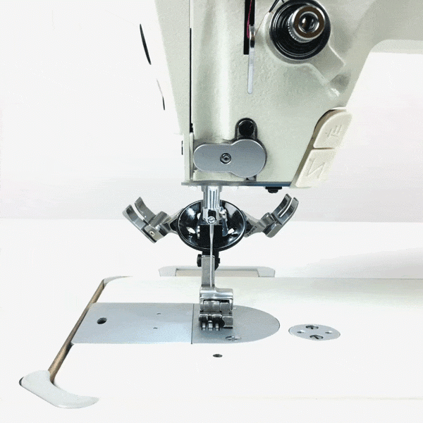 Głowica rewolwerowa TEXI 3 FEET z trzema stopkami, wykonana z metalu, zamontowana na stebnówce. Widoczny mechanizm obrotowy oraz stopka do szycia, ustawiona w pozycji roboczej na białym tle.