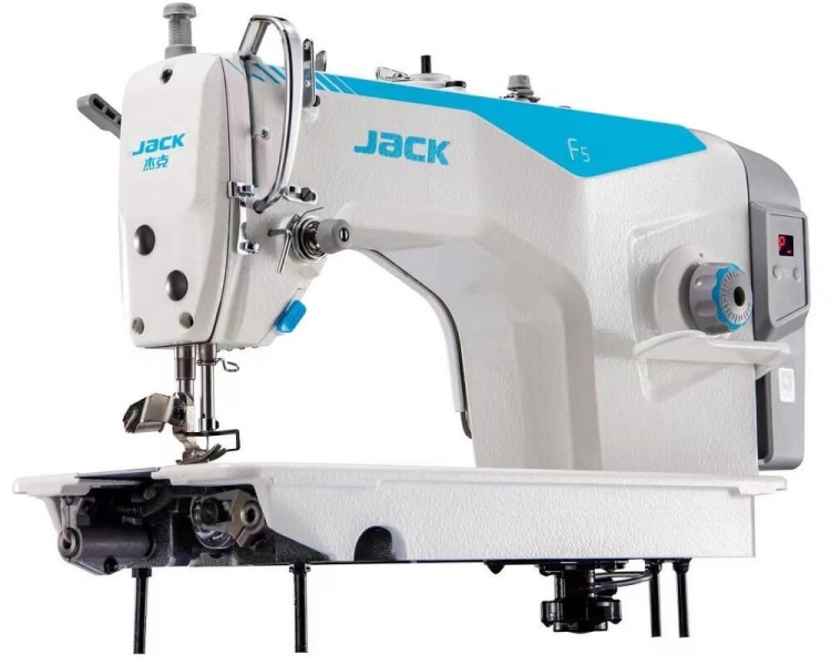 Stebnówka JACK F5-H jednoigłowa do ciężkich materiałów w kolorze białym z niebieskimi akcentami. Widoczny mechanizm szyjący z igłą, stopką i uchwytem. Stojąca na czterech nóżkach, z widocznym panelem sterującym po prawej stronie.