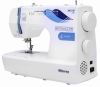 Maszyna do szycia Minerva Next 232D II w kolorze białym z niebieskimi akcentami. Wyposażona w 17 wzorów ściegów, wyświetlacz, automatyczne nawlekanie i oświetlenie LED. Ujęcie z boku, pokazujące detale oraz logo Minerva.