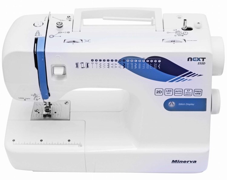 Maszyna do szycia Minerva Next 232D II w kolorze białym z niebieskimi detalami. Wyposażona w 17 programów szycia, wyświetlacz, automatyczne nawlekanie nitki i oświetlenie LED. Ujęcie frontalne, stojąca, widoczna stopka i podziałka na obudowie.