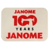 Podkładka filcowa Janome w kolorze jasnym z czerwonymi napisami JANOME, 100 YEARS oraz graficznym przedstawieniem maszyny do szycia. Wymiary 44,5 x 32,5 cm, ułożona poziomo na białym tle.