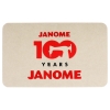 Podkładka filcowa Janome w kolorze beżowym, o wymiarach 68,5 x 42,5 cm. Na powierzchni widoczne logo Janome oraz napis 100 YEARS w czerwonym i czarnym kolorze. Produkt leży na płasko, bez dodatkowych elementów w tle.