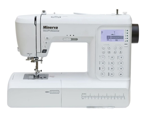 Maszyna do szycia Minerva DecorProfessional w kolorze białym z cyfrowym panelem sterującym. Widoczny stół z regulacją długości ściegu, wbudowane oświetlenie LED. Produkt ustawiony frontalnie, z widocznym stopką i igłą.