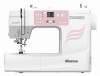 Maszyna do szycia Minerva MC110 PRO w kolorze białym z różowym panelem sterującym. Wyposażona w wyświetlacz LED, 100 programów szycia oraz automatyczne nawlekanie. Widok frontalny, produkt stoi na stole. Logo Minerva widoczne na obudowie.