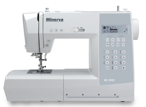 Maszyna do szycia Minerva MC250C w kolorze białym. Posiada elektroniczny panel sterujący z wyświetlaczem, przyciski do wyboru ściegów oraz funkcję start/stop. Widoczny stół do szycia z oznaczeniami. Stoi w pozycji frontalnej na jednolitym tle.