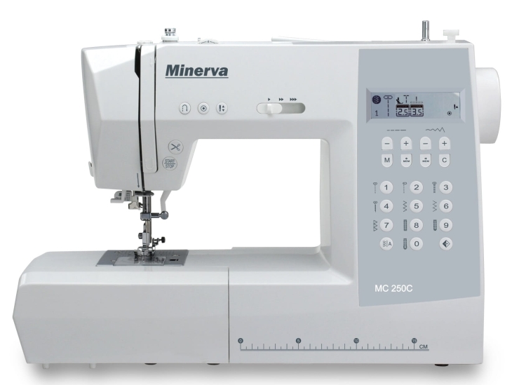 Maszyna do szycia Minerva MC250C w kolorze białym. Posiada elektroniczny panel sterujący z wyświetlaczem, przyciski do wyboru ściegów oraz funkcję start/stop. Widoczny stół do szycia z oznaczeniami. Stoi w pozycji frontalnej na jednolitym tle.