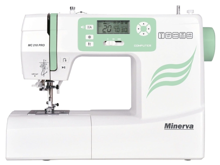 Maszyna do szycia Minerva MC210 Pro w kolorze białym z zielonymi akcentami, z wyświetlaczem LCD, przyciskami do wyboru ściegów i automatycznym nawlekaczem. Stojąca, z widoczną stopką i wbudowanym oświetleniem LED.