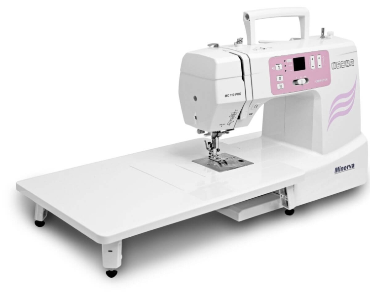 Stolik powiększający pole robocze do maszyn Minerva MC110pro i MC210pro, biały, z prostokątną powierzchnią, z wycięciem na maszynę, stabilny, z czterema regulowanymi nóżkami, umieszczony obok maszyny do szycia.