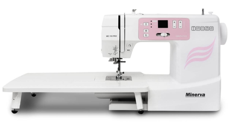 Stolik powiększający pole robocze Minerva MC110pro i MC210pro w kolorze białym, umieszczony obok maszyny do szycia. Posiada gładką powierzchnię, stabilne nogi z kółkami oraz wycięcie na maszynę, co ułatwia pracę. Idealny do szycia większych projektów.
