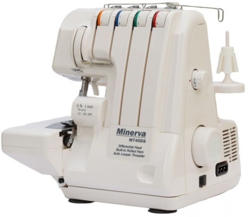 Owerlok Minerva M740DS 4-nitkowy w kolorze jasnego beżu, z widocznymi czterema szpulami w kolorach niebieskim, pomarańczowym, zielonym i czerwonym. Ujęcie z boku, pokazujące wbudowany mechanizm do nawlekania oraz pokrętło regulacji.