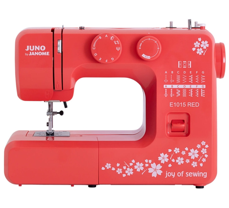 Maszyna do szycia Janome JUNO E1015 w kolorze czerwonym. Widok frontalny, z pokrętłami do ustawień i oznaczeniami ściegów po prawej stronie. Na obudowie widoczny wzór z kwiatami oraz napis joy of sewing. Produkt stoi na płaskiej powierzchni.
