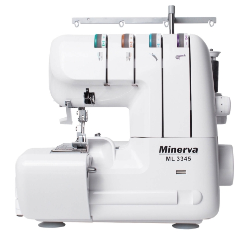 Owerlok Minerva ML3345 w kolorze białym, 4-nitkowy, z widocznymi trzema szpulkami nici w różnych kolorach. Maszyna stoi w pozycji pionowej, z wyraźnym logo Minerva na obudowie, gotowa do szycia.