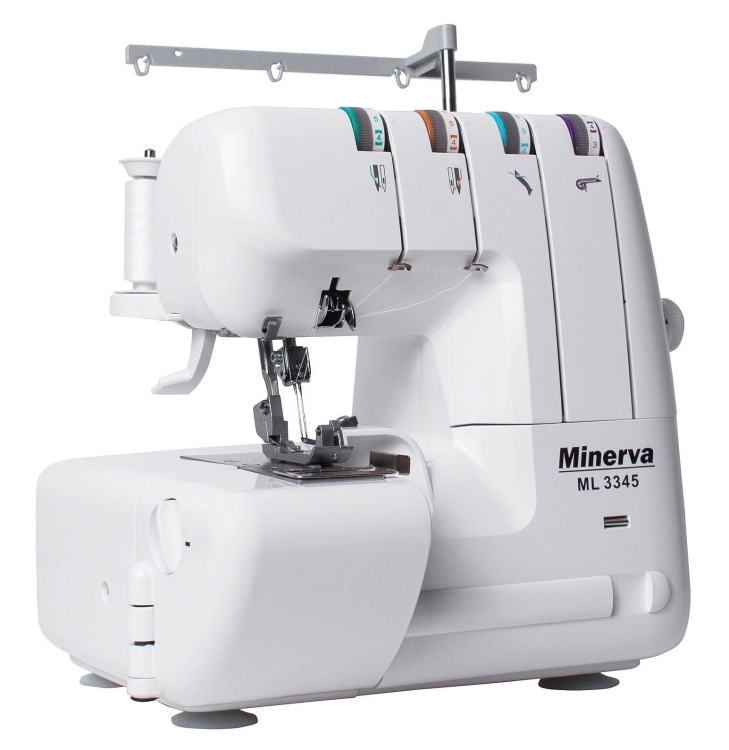 Owerlok Minerva ML3345, 4-nitkowy, w kolorze białym. Widoczna stopka do szycia oraz cztery kolorowe szpulki nitki. Kąt ujęcia z boku, produkt stojący. Na obudowie logo Minerva. W zestawie gratis.