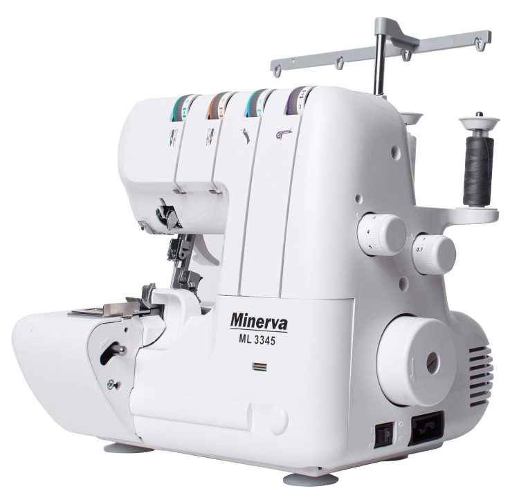 Owerlok Minerva ML3345, 4-nitkowy, w kolorze białym. Widoczny panel sterujący z pokrętłami, cztery szpulki nici w różnych kolorach oraz uchwyt na nici. Maszyna stoi na stabilnych nóżkach, z wyraźnym logo Minerva.