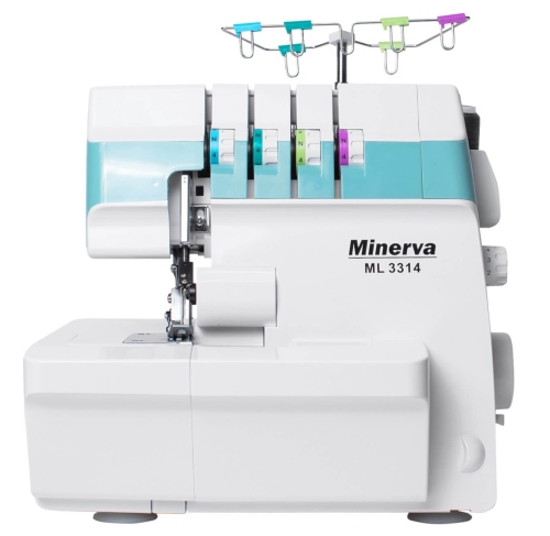 Owerlok Minerva ML3314 4-nitkowy w kolorze białym z niebieskimi akcentami. Widoczny mechanizm szyjący z czterema nitkami, zintegrowany uchwyt na szpule oraz pokrętła do ustawień. Produkt stoi na płaskiej powierzchni, bez dodatkowych elementów w tle.