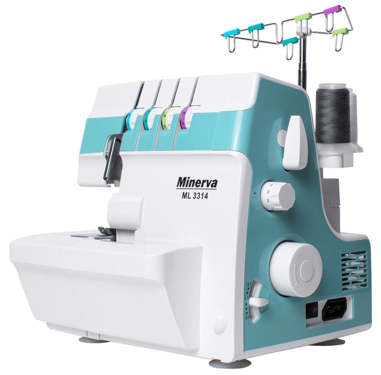 Owerlok Minerva ML3314 4-nitkowy w kolorze turkusowym i białym, z widocznymi kolorowymi nitkami oraz regulacją. Posiada uchwyt na nici i elementy sterujące. Stoi na płaskiej powierzchni, gotowy do użycia.