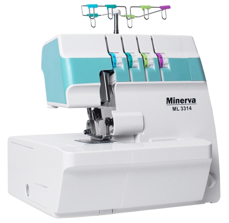 Owerlok Minerva ML3314 w kolorze białym z niebieskimi i zielonymi akcentami. Wyposażony w cztery nitki, z widocznymi prowadnicami nitek. Z przodu widoczny mechanizm szyjący, z boku wygodne pokrętło regulacyjne.
