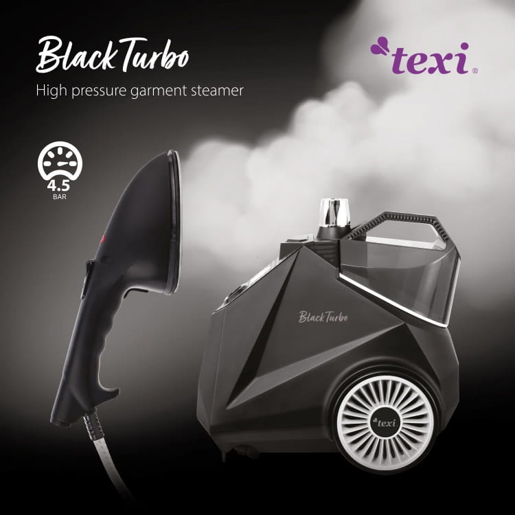 Parowiec TEXI BLACK TURBO w kolorze czarnym z ergonomiczną rączką, generujący parę pod ciśnieniem 4.5 bar. Widoczny zbiornik wody i logo producenta. Produkt stoi na prostym tle, z wydobywającą się parą.