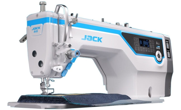 Stebnówka JACK A5E-A, automatyczna jednoigłowa, z widocznym czujnikiem grubości materiału. Maszyna ma biało-niebieską obudowę i wyświetlacz elektroniczny. Ułożona na ciemnoniebieskim materiale, z widoczną igłą i stopką.