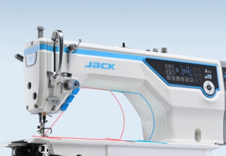 Stebnówka JACK A5E-A, automatyczna jednoigłowa maszyna do szycia z widocznym czujnikiem grubości materiału. Ujęcie z boku, na jasnym tle, z wyraźnym logo JACK oraz panelem sterującym z czytelnymi przyciskami i wyświetlaczem.