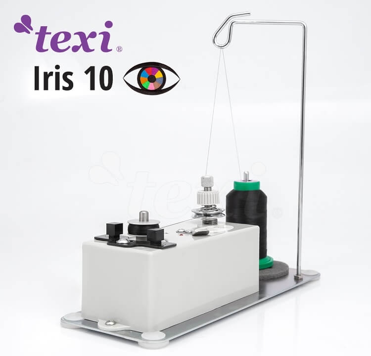 Hafciarka TEXI IRIS 10, przemysłowa, 10-igłowa. Na zdjęciu widoczna maszyna w kolorze białym z czarnymi i zielonymi elementami. Ujęcie z boku, pokazujące koralik, szpulę z czarną nicią oraz elementy sterujące. Tło białe.