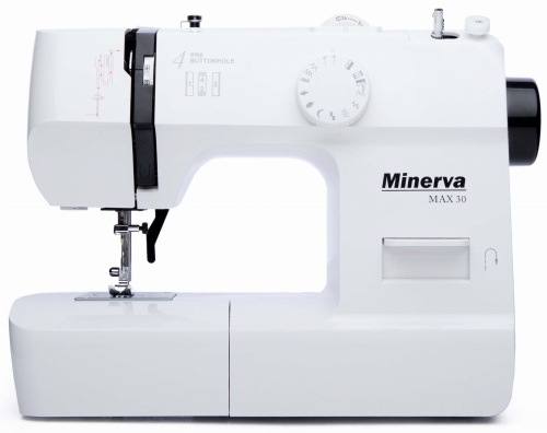 Maszyna do szycia Minerva MAX 30 w kolorze białym, z widocznym pokrętłem do ustawiania ściegów oraz przyciskami. Z przodu znajduje się okno na stopkę i logo producenta. Ujęcie z boku, pokazujące detale konstrukcji i mechanizmu szycia.