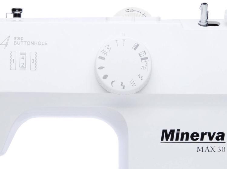 Maszyna do szycia Minerva MAX 30 w kolorze białym, z pokrętłem do wyboru ściegów oraz wyraźnymi oznaczeniami. Widoczna funkcja czterostopniowego szycia guzików. Wysoka jakość wykonania, idealna do domowego szycia.