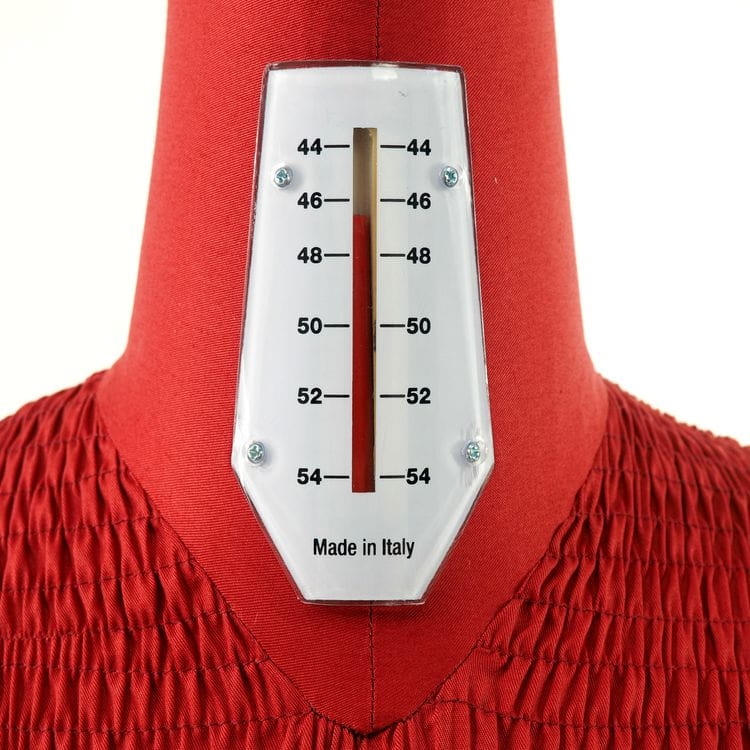 Manekin krawiecki męski DRESS FORM PREMIUM w rozmiarze regulowanym 44-54, z czerwonym pokryciem. Widoczny wskaźnik rozmiaru na srebrnej etykiecie z oznaczeniem Made in Italy. Manekin stoi w pozycji frontalnej, prezentując detale materiału.