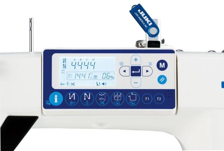 Automatyczna stebnówka JUKI DDL-8000A-SH z wyświetlaczem LCD, przyciskami funkcyjnymi i wskaźnikiem napełnienia. Widoczna igła, system mocowania i logo JUKI. Przeznaczona do szycia średnich i ciężkich materiałów.