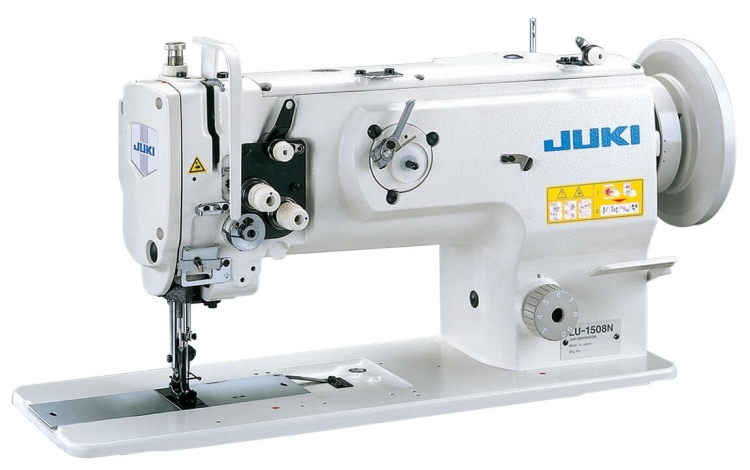 Stebnówka JUKI LU-1509NS, 1-igłowa maszyna do szycia ciężkiego, w kolorze białym. Widok frontalny, z widocznymi elementami sterującymi, naprężeniem nici oraz logo JUKI. Posiada metalową podstawę oraz prostokątną płytę roboczą z otworem na igłę.