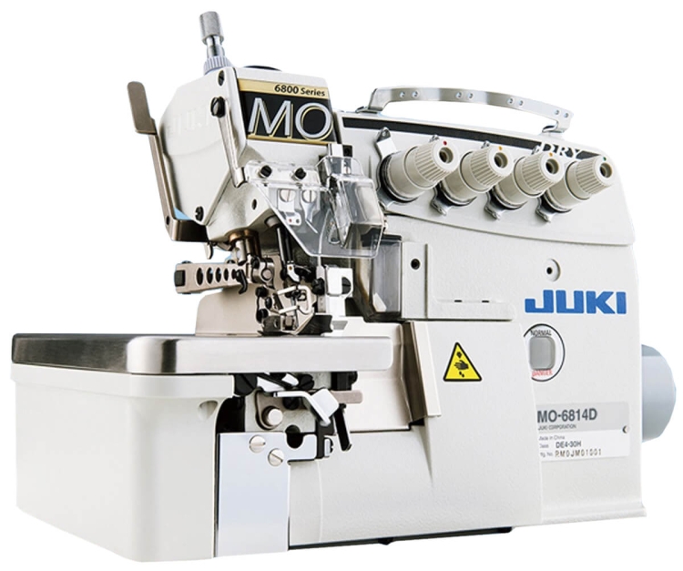 Owerlok JUKI MO-6816D w kolorze białym, 5-nitkowy, z metalową podstawą. Widoczny mechanizm szycia, kontrolki oraz gniazdo na nici. Ujęcie frontalne, maszyna stoi na blacie, z widocznymi czterema szpulami na górze.