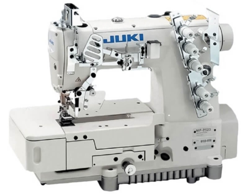 Renderka JUKI MF-7523-U11 w kolorze białym, bez funkcji automatycznych. Widok z boku, pokazujący igłę, rozkład elementów oraz mechanizm napędowy. Maszyna przeznaczona do szycia dżerseju i innych materiałów.