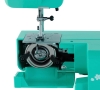Maszyna do szycia Janome JUNO E1015 w kolorze zielonym, widok z boku na mechanizm dolny z igłą. Zainstalowany bębenek, metalowa płytka i elementy mocujące. Prosta konstrukcja ułatwiająca użytkowanie, idealna dla początkujących.