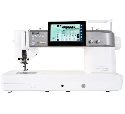 Maszyna do szycia Janome Continental M8 Professional CM8P w kolorze białym, z dużym wyświetlaczem LCD, przyciskami sterującymi oraz metalowym stelażem. Widoczny mechanizm szycia z igłą, stół roboczy i logo Janome. Zestaw obejmuje dodatkowe akcesoria.