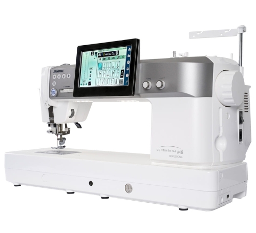 Maszyna do szycia Janome Continental M8 Professional CM8P w kolorze białym, z dotykowym ekranem LCD, widocznymi przyciskami sterującymi oraz wbudowanym oświetleniem. Ujęcie z boku, pokazujące igłę i stopkę. Idealna do zaawansowanego szycia.