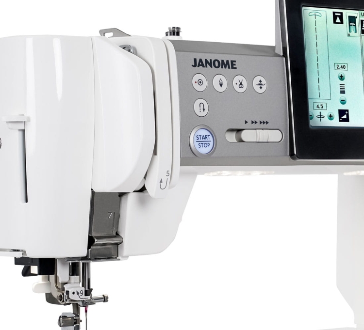 Maszyna do szycia Janome Continental M8 Professional CM8P w białej obudowie, z panelami sterującymi w szaro-srebrnym kolorze. Widoczne przyciski, w tym START/STOP oraz ekran dotykowy z opcjami szycia, umieszczona w pozycji frontalnej.