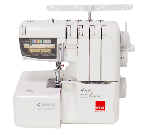 Owerlok Elna 664 PRO 4-nitkowy w kolorze białym, z wyświetlaczem i pokrętłami do ustawień. Widoczna stopka, igły oraz uchwyt na nici. W komplecie gratis. Produkt ustawiony frontalnie na białym tle.