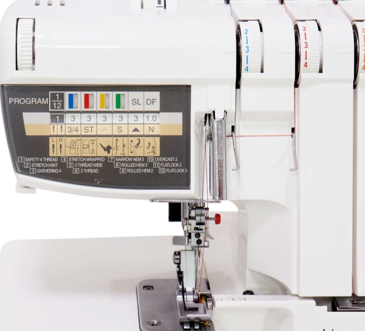 Owerlok Elna 664 PRO 4-nitkowy z widocznym panelem sterującym w kolorach i instrukcjami, w tym programami szycia. Widać igłę, stopkę oraz mechanizm dolny. Urządzenie ma białą obudowę i metalową podstawę, z jasno oznaczonymi ustawieniami nitkowania.