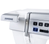 Maszyna do szycia Janome MC9480QCP Professional w kolorze białym z metalowymi akcentami. Widoczne przyciski sterujące w tym niebieski przycisk START STOP. Logo JANOME umieszczone na bocznej części maszyny. Produkt z bliska, ukazujący szczegóły panelu