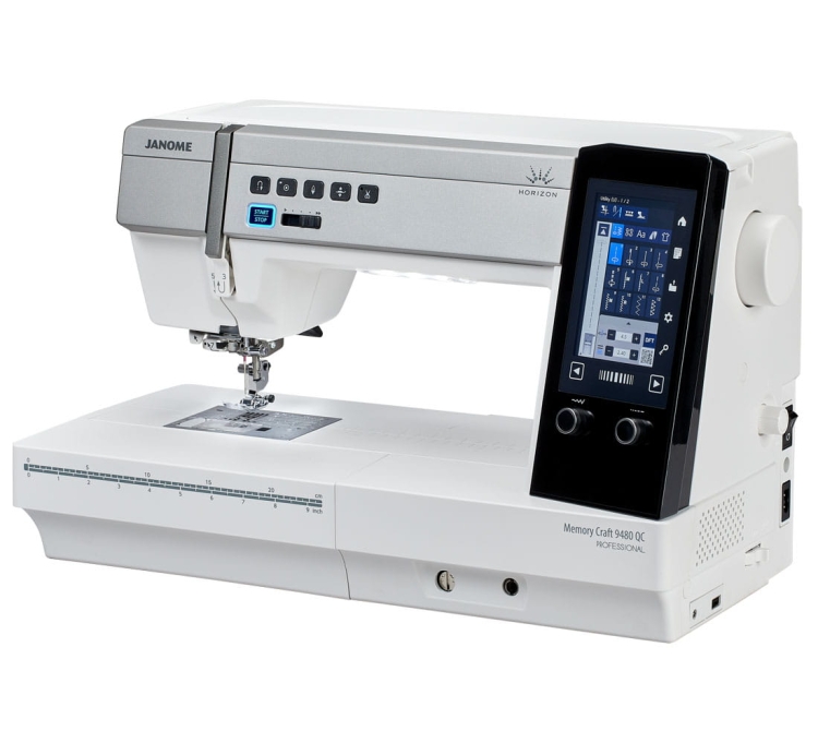 Maszyna do szycia Janome MC9480QCP Professional, w kolorze białym, z ekranem dotykowym i przyciskami na obudowie. Ujęcie z boku, pokazujące igłę, stopkę oraz panel sterujący. Widoczna miarka na obudowie. Idealna do szycia różnych materiałów.