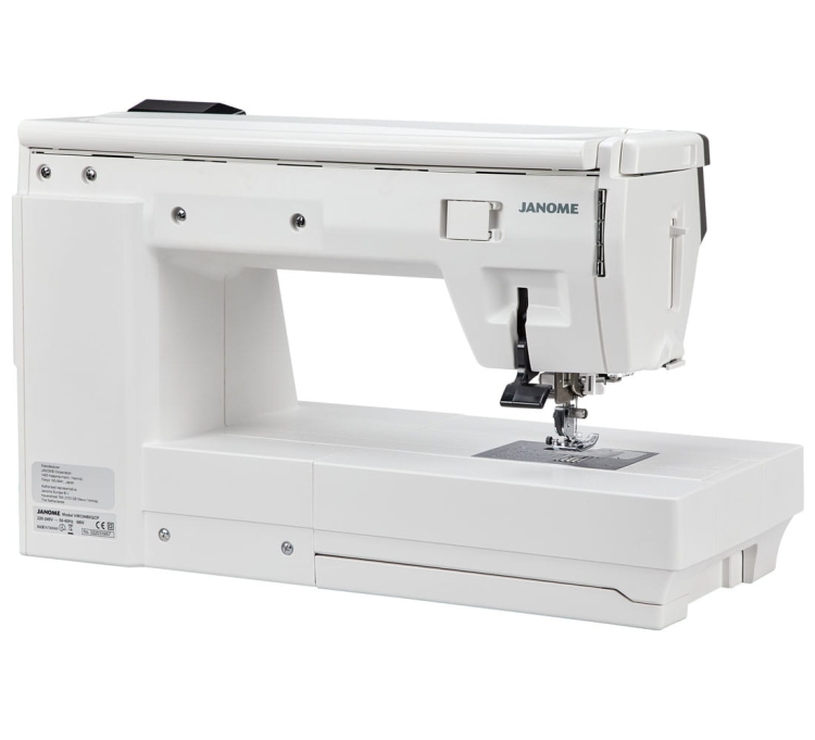 Maszyna do szycia Janome MC9480QCP Professional w kolorze białym, z widoczną igłą i stopką, z podświetlonym obszarem szycia. Ułożona w pozycji stojącej, z otwartą pokrywą, ukazującą wnętrze. Logo Janome na obudowie oraz czytelna etykieta.